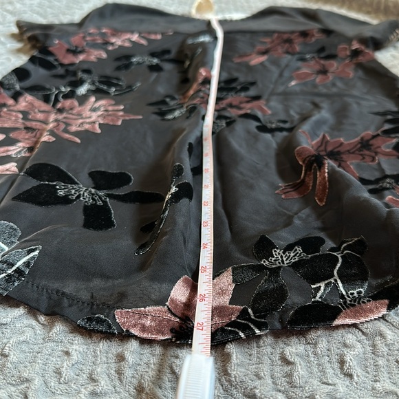 🆕🌸Mystree Black Floral Black Top - size small - Picture 7 of 8